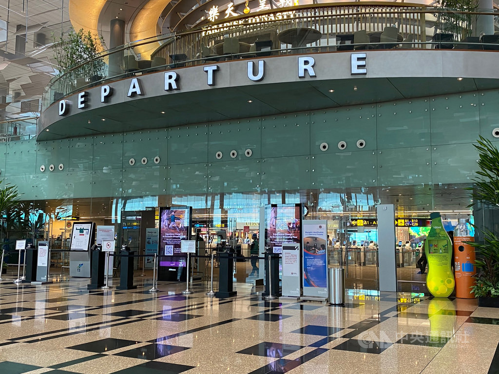 武漢肺炎疫情衝擊全球航空業,新加坡樟宜機場客運量驟減。圖為新加坡樟宜機場第3航廈出境大廳。中央社記者侯姿瑩新加坡攝 109年10月24日