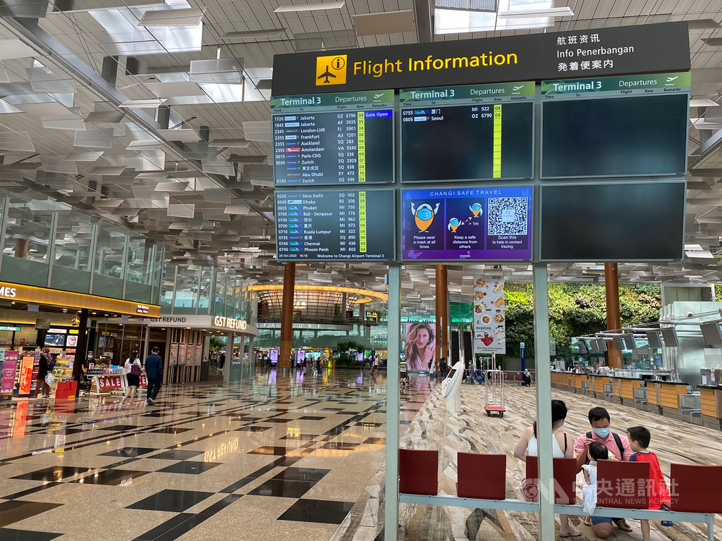 武漢肺炎疫情衝擊全球航空業,航空公司客運量雪崩式下跌,但貨運逆勢上升獨撐大局。圖為新加坡樟宜機場一隅。中央社記者侯姿瑩新加坡攝 109年10月24日