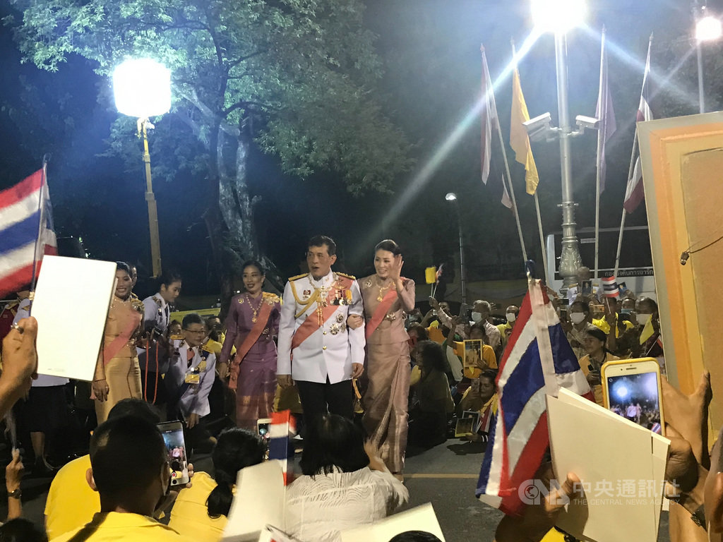 泰王瓦吉拉隆功和王后蘇堤達23日出席拉瑪五世朱拉隆功(Chulalongkorn)的紀念日活動,從大皇宮步行到律實宮,路邊有穿滿黃色衣服的民眾夾道歡迎。中央社記者呂欣憓曼谷攝 109年10月24日