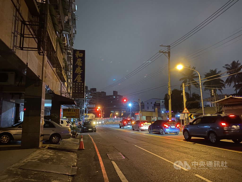 台灣自來水公司屏東東港營運所潘姓主任24日凌晨被民眾發現倒在屏東縣長治鄉中興路(圖)上,經通報救護車送醫搶救,仍宣告不治,確切死因有待釐清。中央社記者郭芷瑄攝 109年10月24日