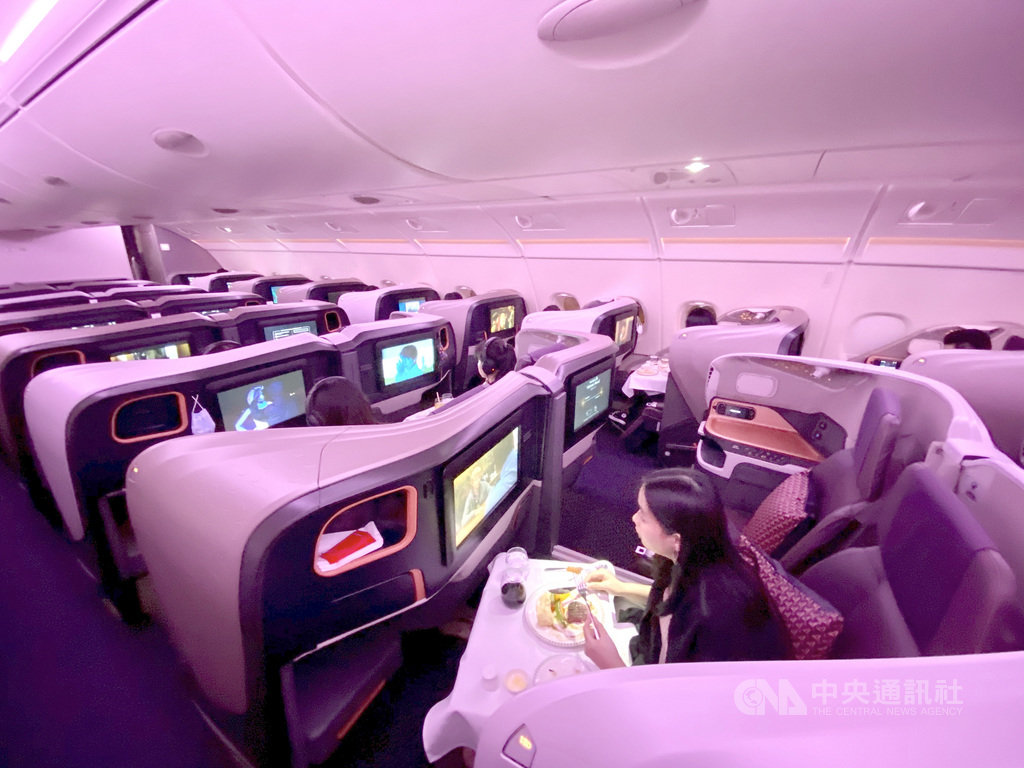 新加坡航空24日起推出A380餐廳,讓民眾登上A380客機用餐、觀賞電影,體驗「偽出國」。中央社記者侯姿瑩新加坡攝 109年10月24日