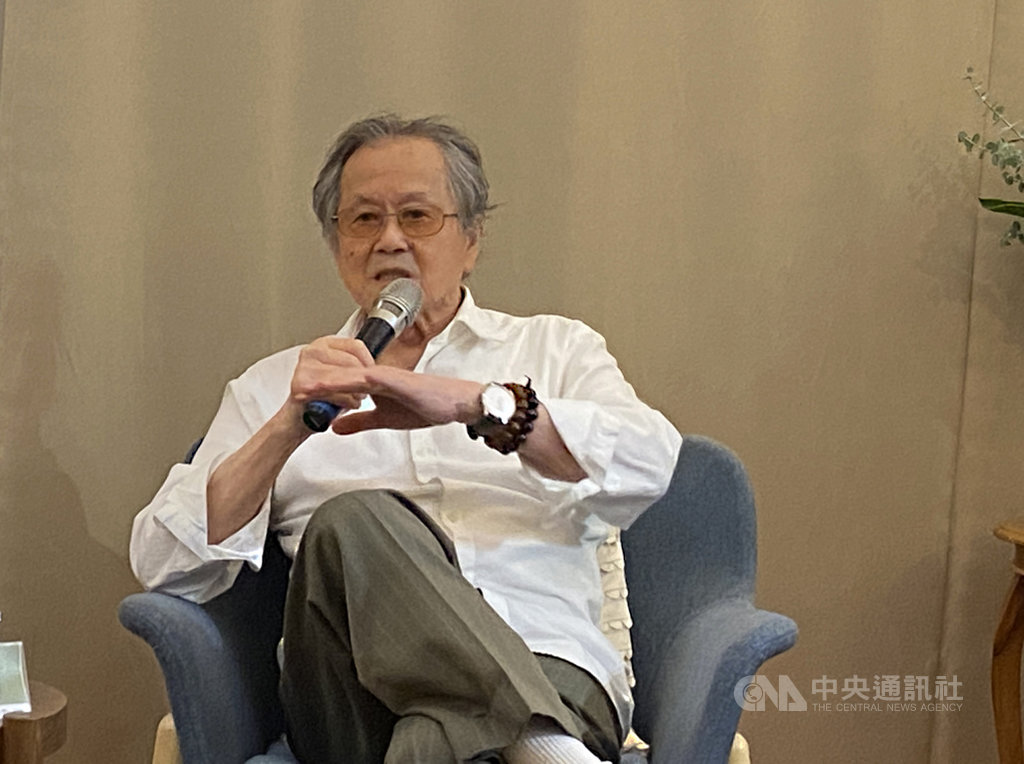 作家黃春明24日在台北舉辦「秀琴,這個愛笑的女孩」新書發表會,高齡86歲的他表示,他寫作不是為了得獎,而是因為得獎,能讓更多讀者了解作者,也更了解文學,「我覺得是一件好事,特別是我們已經這麼老了,還能受到這樣的鼓勵」。中央社記者陳秉弘攝 109年10月24日