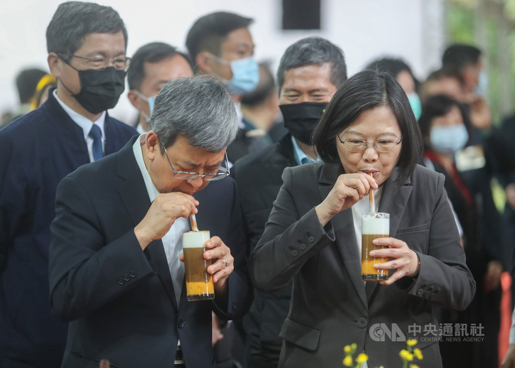 中華文化總會主辦「2020藝文聯誼茶會」24日在台北賓館登場,文總會長蔡英文(前右)、副會長陳建仁(前左)出席,享受現場各式特色美食,並品嚐自己親手調製的酒香玫瑰薑奶茶。中央社記者裴禛攝 109年10月24日