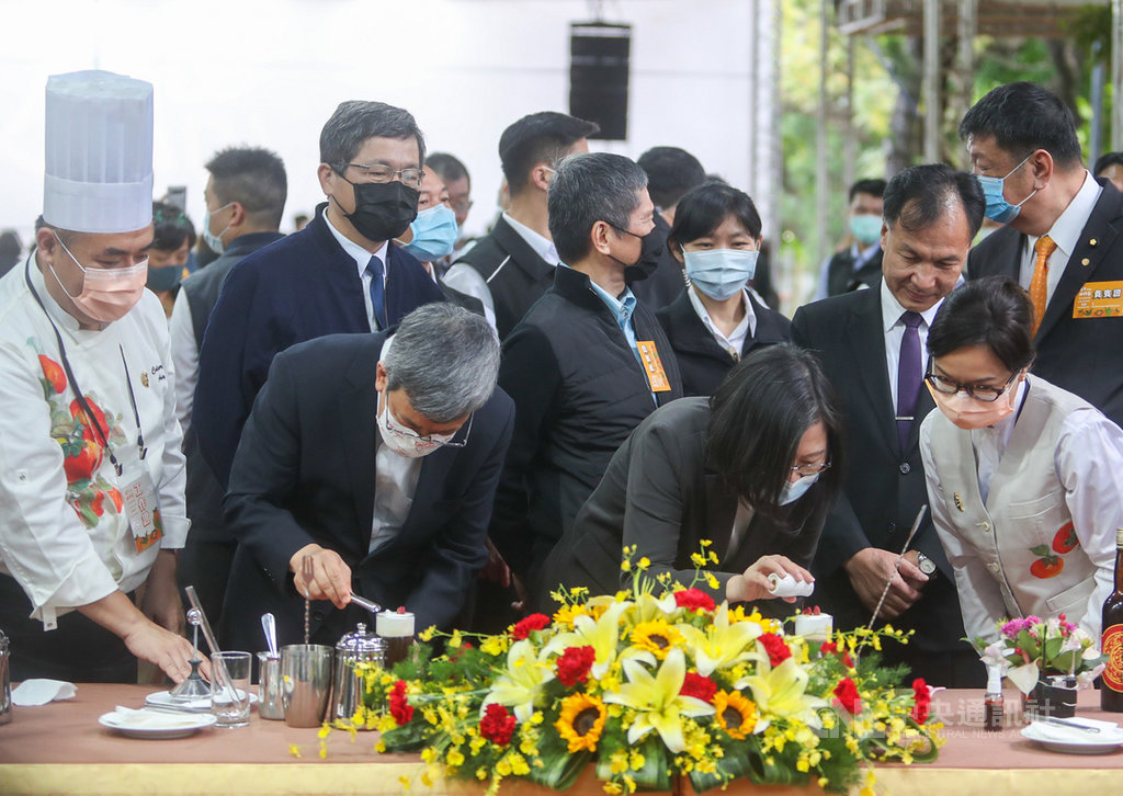 中華文化總會24日舉辦「2020藝文聯誼茶會–共下好柿節」,文總會長蔡英文(前右2)、副會長陳建仁(前左2)參觀現場特色餐點,並學習自製飲品。中央社記者裴禛攝 109年10月24日