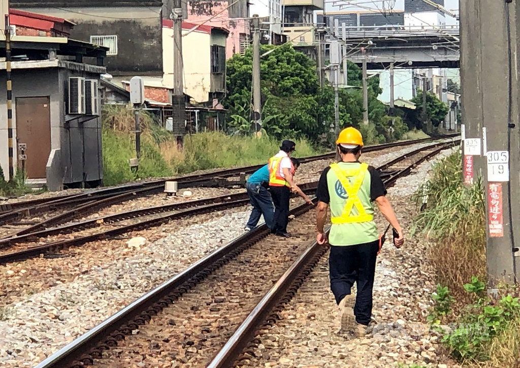 台鐵105車次自強號列車24日上午行經嘉義縣溪州平交道附近,車上台鐵人員發現鐵軌旁疑散落屍塊,立即通報嘉義車站及鐵路警察到場處理;經查死者為一名婦人,疑是遭其他列車追撞身亡,正進一步調查釐清。中央社記者黃國芳攝 109年10月24日