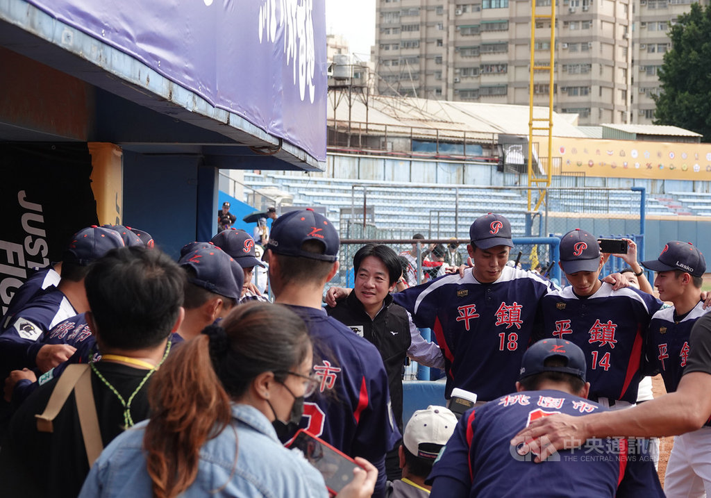 2020年第8屆黑豹旗全國高中棒球大賽24日正式開打,副總統賴清德(後中黑背心者)出席為賽事開球,賽前並與桃園平鎮高中球員一起圍圈喊聲。中央社記者謝靜雯攝 109年10月24日