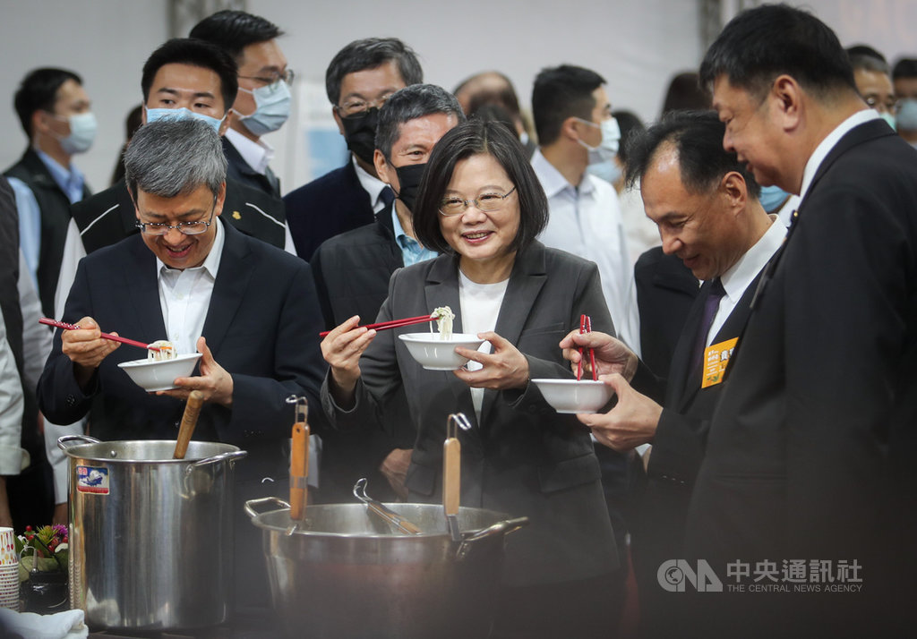 中華文化總會24日在台北賓館舉辦「2020藝文聯誼茶會–共下好柿節」,現場準備客家及馬祖特色飲食料理,文總會長蔡英文(前左2)、副會長陳建仁(前左)與連江縣長劉增應(前右2)一同品嚐馬祖魚麵。中央社記者裴禛攝 109年10月24日