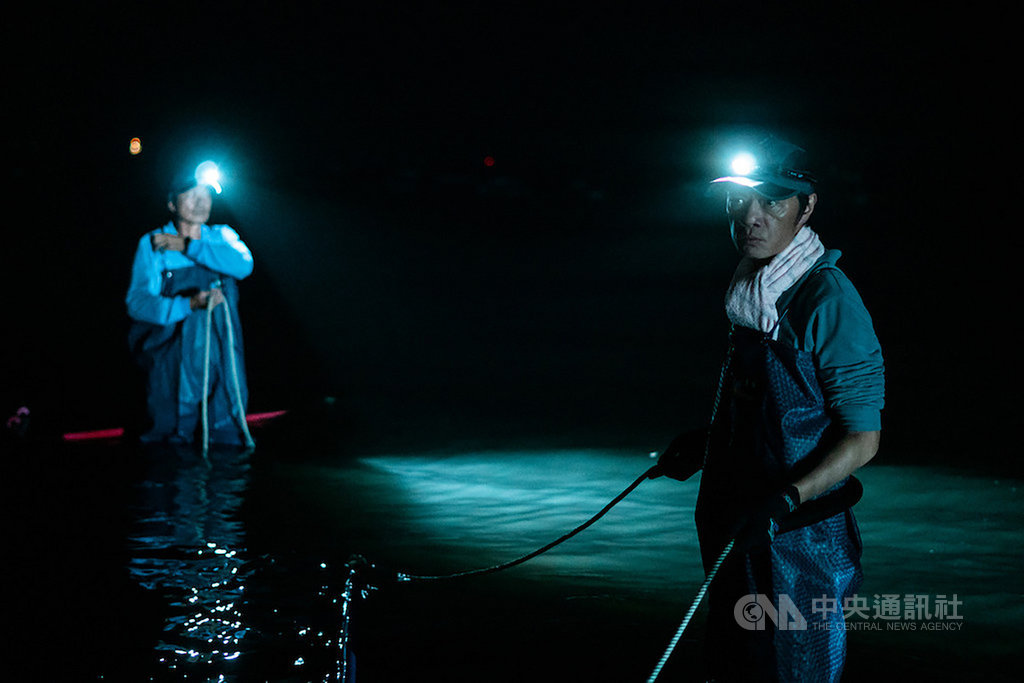 導演朱平執導短片「降河洄游」24日下午在2020高雄電影節舉行世界首映,這也是今年5月驟逝的演員吳朋奉(右)遺作。(高雄電影節提供)中央社記者葉冠吟傳真 109年10月24日