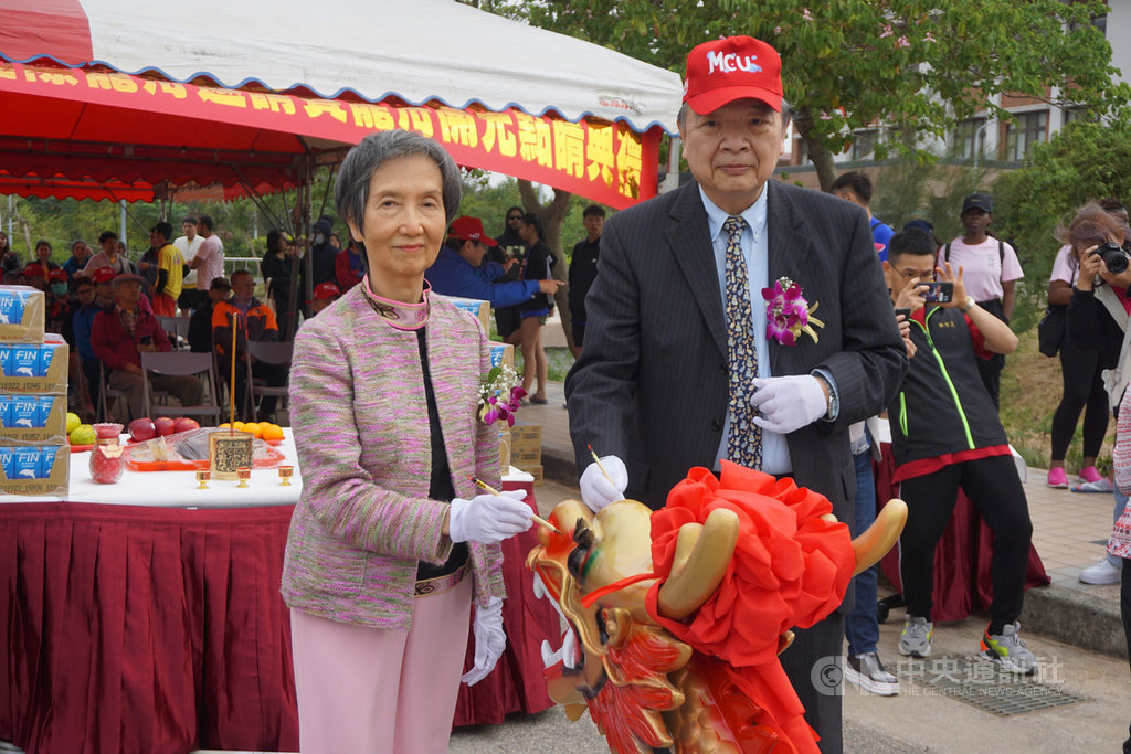 銘傳大學金門校區24日舉行2020第2屆國際龍舟邀請賽,賽前邀請校長沈佩蒂(前左)、校務發展委員會執行長李銓(前右)和為龍舟點睛。中央社記者黃慧敏攝 109年10月24日