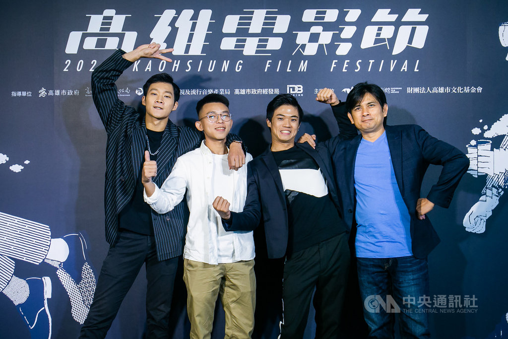 新銳導演朱平(左2)執導短片「降河洄游」24日在2020高雄電影節首映,演員黃冠智(左)、潘親御(右2)、廖欽亮(右)出席。(高雄電影節提供)中央社記者葉冠吟傳真 109年10月24日