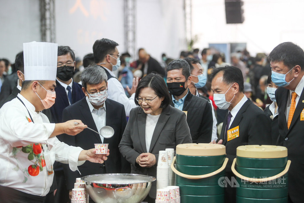 中華文化總會24日舉辦「2020藝文聯誼茶會–共下好柿節」,現場準備客家及馬祖特色美食,文總會長蔡英文(前中)、副會長陳建仁(前左2)、文化部長李永得(中後)與連江縣長劉增應(前右2)等人一同品嚐攤位特色點心。中央社記者裴禛攝 109年10月24日