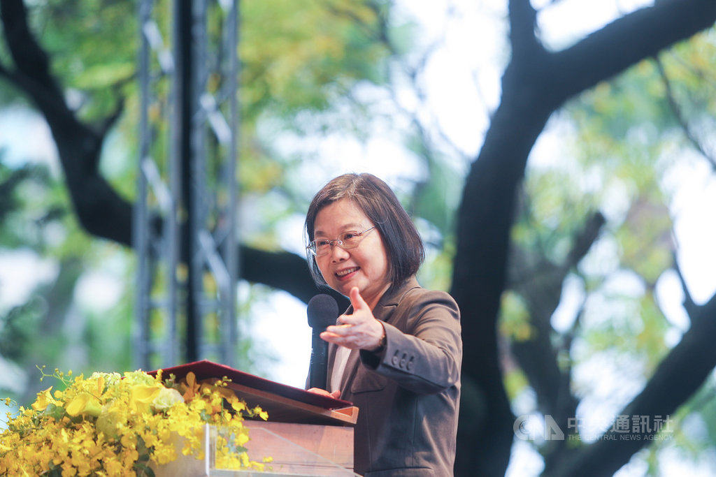 中華文化總會24日在台北賓館舉辦2020藝文聯誼茶會,擔任文總會長的總統蔡英文出席表示,2021年下半年,文總將與連江縣政府攜手舉辦「馬祖國際藝術季」,共創軟實力。中央社記者裴禛攝 109年10月24日