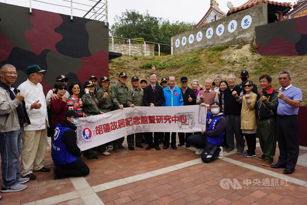 響應「金門老兵召集令」而重返英雄島的前將領陳鎮湘(中右水藍色外套者)等人,24日共同為前金門司令官胡璉文物展覽館「俊儒堂」揭幕,並緬懷胡璉。中央社記者黃慧敏攝 109年10月24日