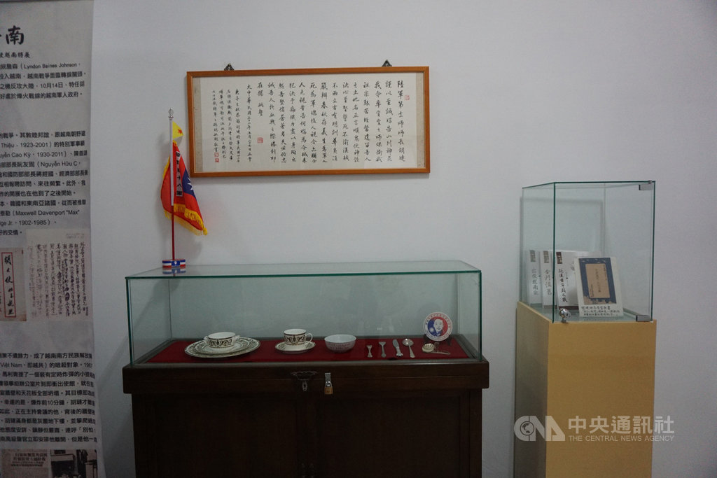 前金門司令官胡璉文物展覽館「俊儒堂」24日揭幕,目前內部展示胡璉在出使越南期間使用的精美瓷器,還有一本名為「忠貞堅定,久而彌篤」的小冊子,這是胡璉在1941年時所寫,用意在提振官兵士氣。中央社記者黃慧敏攝 109年10月24日