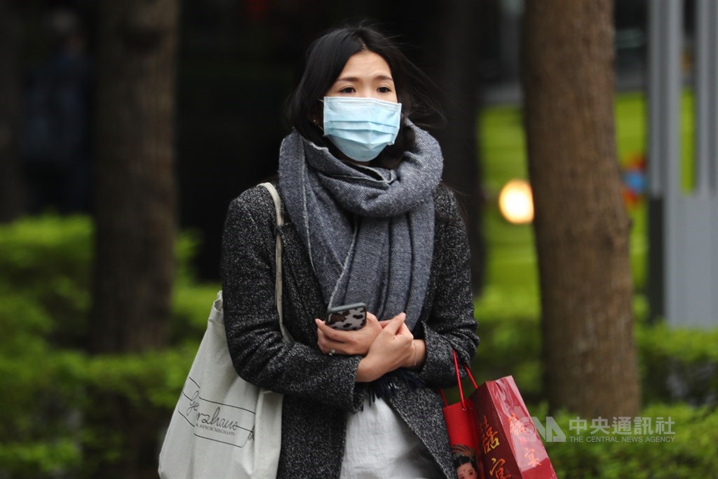 中央氣象局表示,24日北方乾冷空氣南下,各地低溫約攝氏19至21度。外出民眾穿上厚重衣物禦寒。中央社記者王騰毅攝 109年10月23日