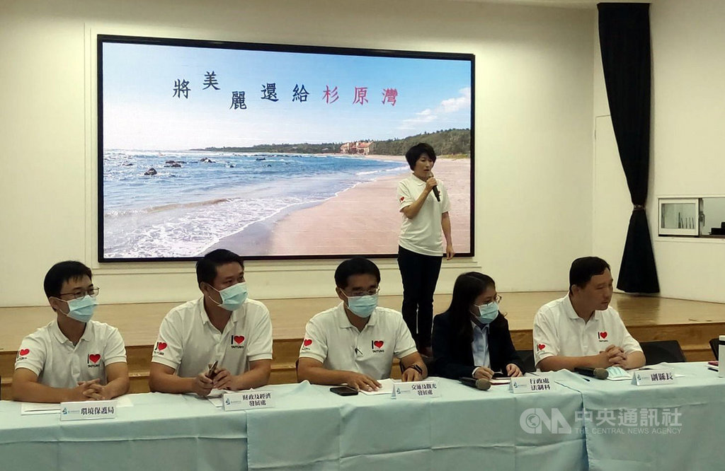 爭議逾16年的台東杉原海水浴場美麗灣渡假村仲裁結果出爐,裁定由台東縣政府以新台幣6.29億元買回。台東縣長饒慶鈴(後站立者)24日表示,將不再有「美麗灣」這個名稱,回歸正名「杉原灣」。中央社記者盧太城台東攝 109年10月24日