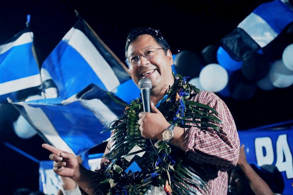 玻利維亞23日公布官方計票結果證實,左翼候選人阿爾斯在18日總統大選獲得壓倒性勝選。(圖取自facebook.com/LuchoXBolivia)