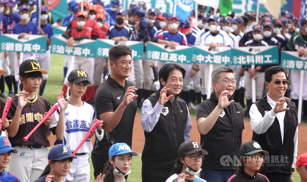 副總統賴清德(後排右3)、立法院副院長蔡其昌(後排右2)、中信慈善基金會董事長辜仲諒(後排左3)24日出席2020年第8屆黑豹旗全國高中棒球大賽開幕式,賴清德並送上粉紅色球棒給88名「女黑豹」。中央社記者謝靜雯攝 109年10月24日