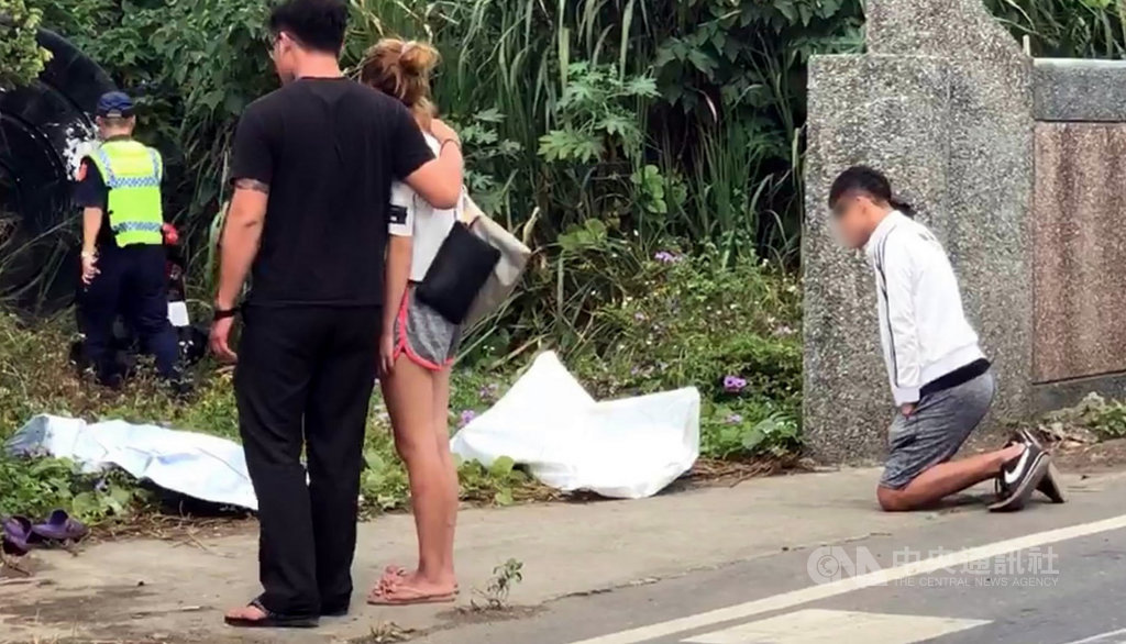嘉義縣一名婦人23日與家人爭吵後離家,24日被發現陳屍台鐵嘉義溪州平交道附近,疑似遭到列車追撞;婦人兒子接獲消息到場,難掩悲傷下跪痛哭。(翻攝畫面)中央社記者黃國芳傳真 109年10月24日