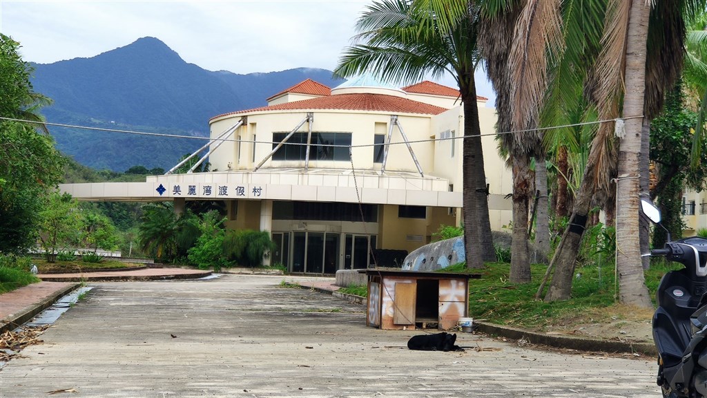 爭議10餘年的台東杉原海水浴場美麗灣渡假村仲裁案結果出爐,裁定由台東縣政府以新台幣6.29億元買回。台東縣長饒慶鈴24日表示,將不再有「美麗灣」這個名稱,回歸正名「杉原灣」。中央社記者盧太城台東攝 109年10月24日