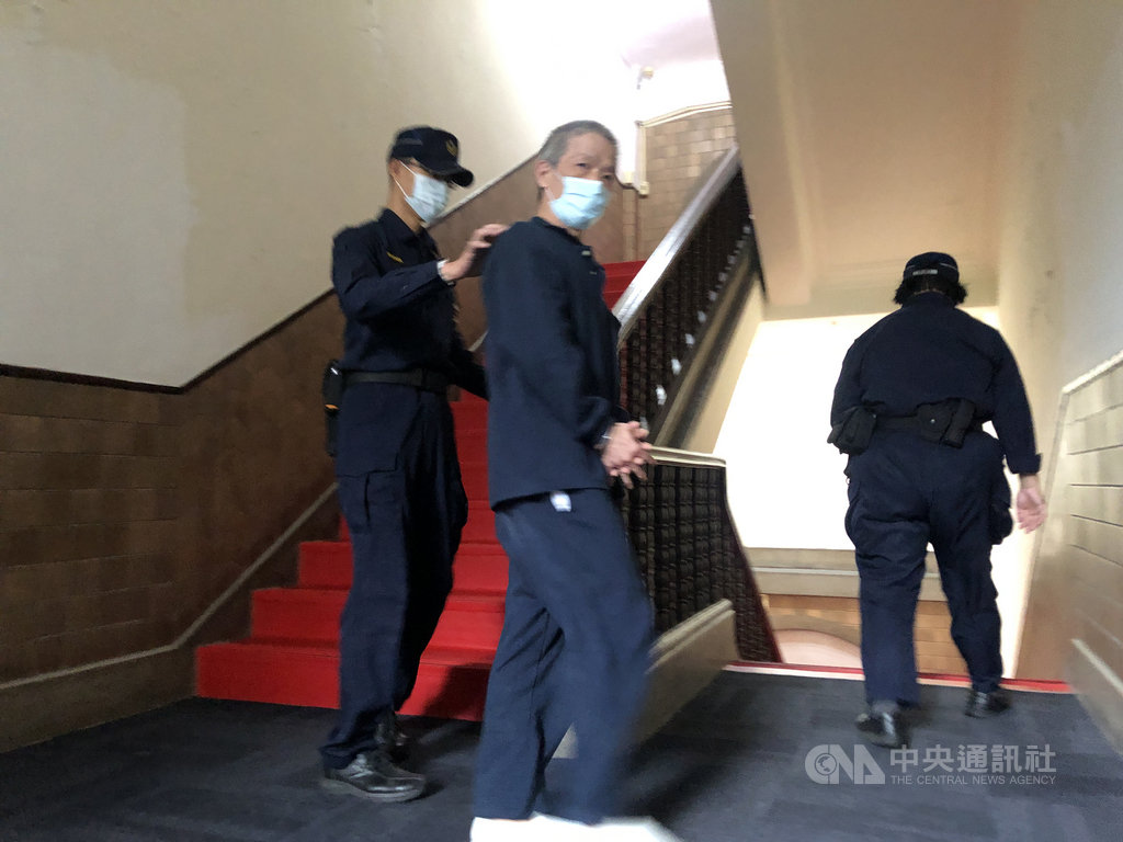 桃園張姓男子(中)涉痛毆女友頭部致腦出血,幸緊急開刀撿回一命,檢方依殺人未遂罪起訴,二審日前開庭,張男說沒動手求判無罪,二審訂11月宣判。圖為張男庭訊後還押。中央社記者劉世怡攝 109年10月25日