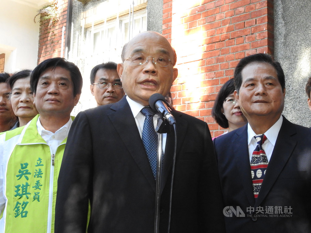 針對中共總書記習近平在抗美援朝紀念會的談話,行政院長蘇貞昌(前中)25日受訪表示,我們從不與人衝突,但我們保衛家園的決心,一定非常堅定,我們不要戰爭,但也不要用戰爭來威脅台灣人民。中央社記者王鴻國攝 109年10月25日