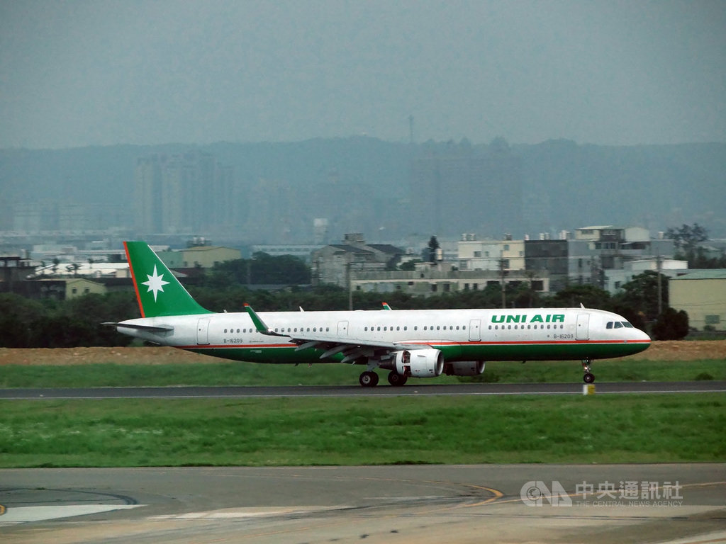 為開拓國旅客源,金門–花蓮包機由立榮航空執飛,27日自金門啟航飛抵花蓮,花蓮縣長徐榛蔚將率隊前往歡迎金門縣長楊鎮浯率主管及旅客到訪,盼在觀光淡季雙向互送客源,推動花金雙城旅遊新路線。(花蓮縣政府提供)中央社記者李先鳳傳真 109年10月25日