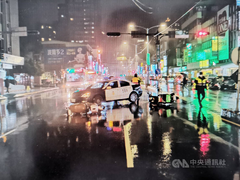 新北市新店警分局25日表示,21日晚間獲報在北新路與中華路口發生交通事故,警方到場發現23歲鄭姓外送員闖紅燈,和另一名林姓機車騎士發生碰撞,兩人擦挫傷送醫幸無大礙。(民眾提供)中央社記者沈佩瑤傳真 109年10月25日