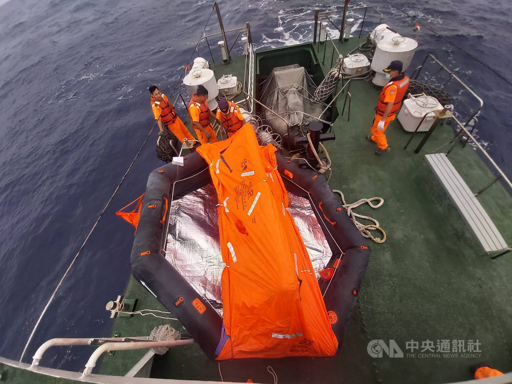 吐瓦魯籍SEATRAN FERRY 12貨船23日失去動力,在進行拖帶作業時,因海象不佳,沉沒在高雄外海。海洋保育署25日表示,持續嚴密監控油污流向,但柴油揮發性高,目前油污範圍縮小中,應不會造成太大影響;此外,目前尚未尋獲5名失蹤船員,海巡署正全力搜尋中。(海巡署艦隊分署提供)中央社記者侯文婷傳真 109年10月25日