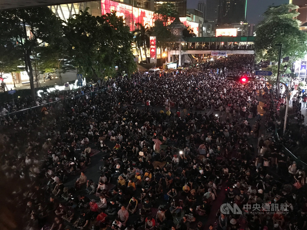 泰國反政府示威不斷，民眾25日第二度集結在市中心的叻巴頌路口抗議，要求總理帕拉育下台。中央社記者呂欣憓曼谷攝　109年10月25日