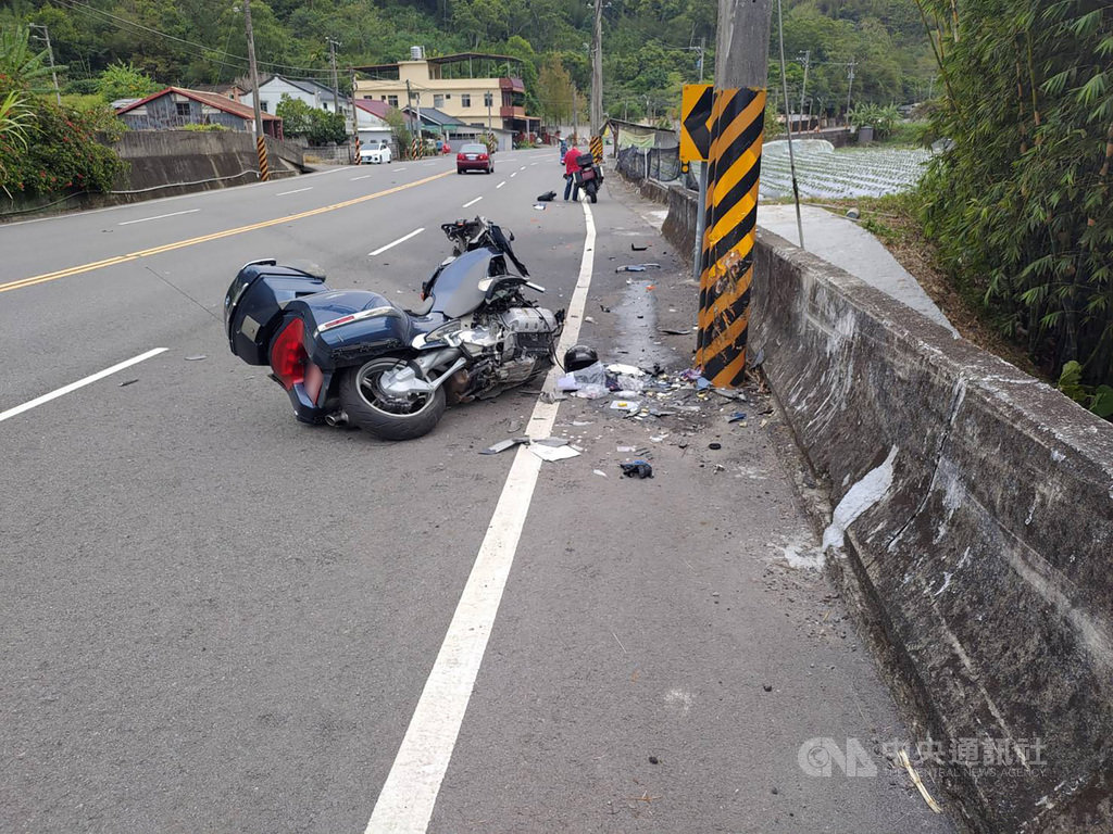 苗栗縣工業會理事長余增國25日下午騎乘大型重型機車行經台3線苗栗獅潭鄉路段時,不慎失控撞上路旁電線桿,余增國胸部嚴重挫傷,送醫急救仍宣告不治。(民眾提供)中央社記者魯鋼駿傳真 109年10月25日
