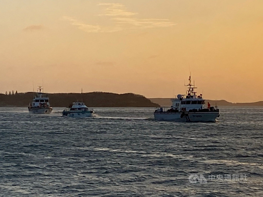 澎湖海巡隊25日下午獲報,一艘載有12人的快艇在望安海域意外失去動力,請求救援,巡防艇隨即冒著風浪前往救援,歷時2個多小時,平安將人船拖返馬公港。(澎湖海巡隊提供)中央社 109年10月25日