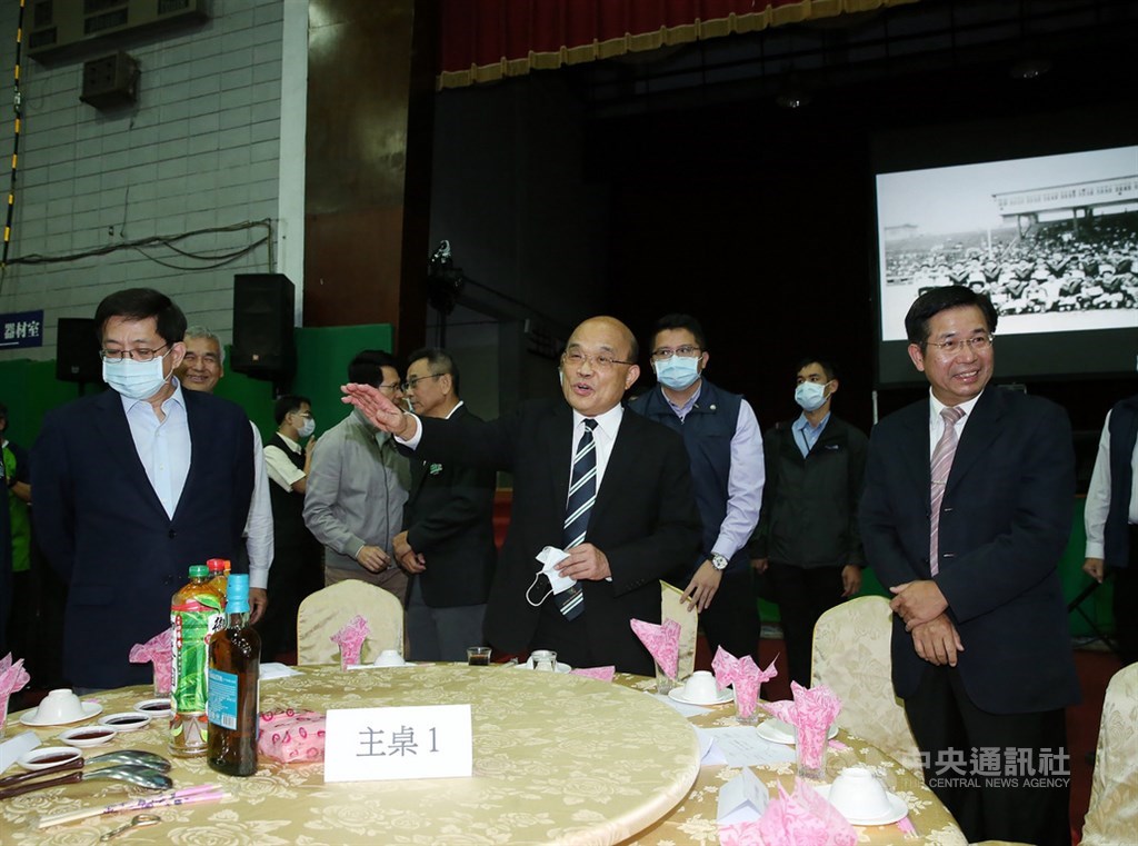 行政院長蘇貞昌(前中)、教育部長潘文忠(前右)、台大校長管中閔(前左)24日晚間出席台大水牛橄欖球隊75週年慶活動,3人同桌,準備就座。中央社記者郭日曉攝 109年10月24日