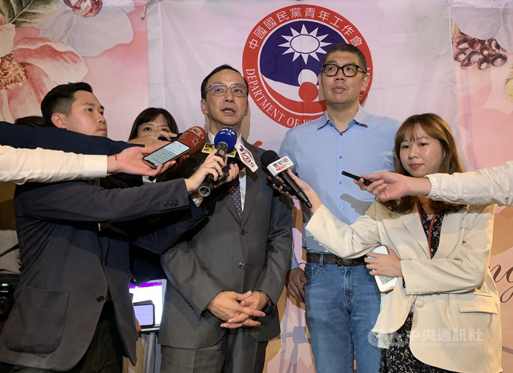 前國民黨主席朱立倫(右3)25日應邀到新北市參與青年趨勢論壇,以「公共事務歷程分享暨青年企業議題」發表演說,並與國民黨中央委員連勝文(右2)一起受訪。中央社記者沈佩瑤攝 109年10月25日