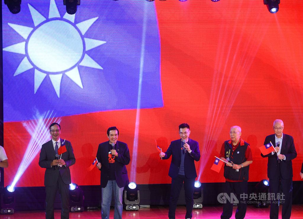 國民黨25日下午舉辦台灣光復75週年紀念音樂會,黨主席江啟臣(中)與歷任黨主席馬英九(左2)、吳伯雄(右2)、朱立倫(左)、吳敦義(右)手持小國旗同台,帶領台下眾人合唱多首歌曲。中央社記者謝佳璋攝 109年10月25日