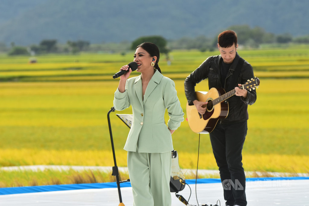歌手艾怡良(左)25日登上2020池上秋收稻穗藝術節舞台,為觀眾帶來多首歌曲,她表示,「這是我第一次在沒有建築物的地方看中央山脈,我以前很喜歡爬山,只要站在山巔就會忘記煩惱。」(台灣好基金會提供)中央社記者王心妤傳真 109年10月25日