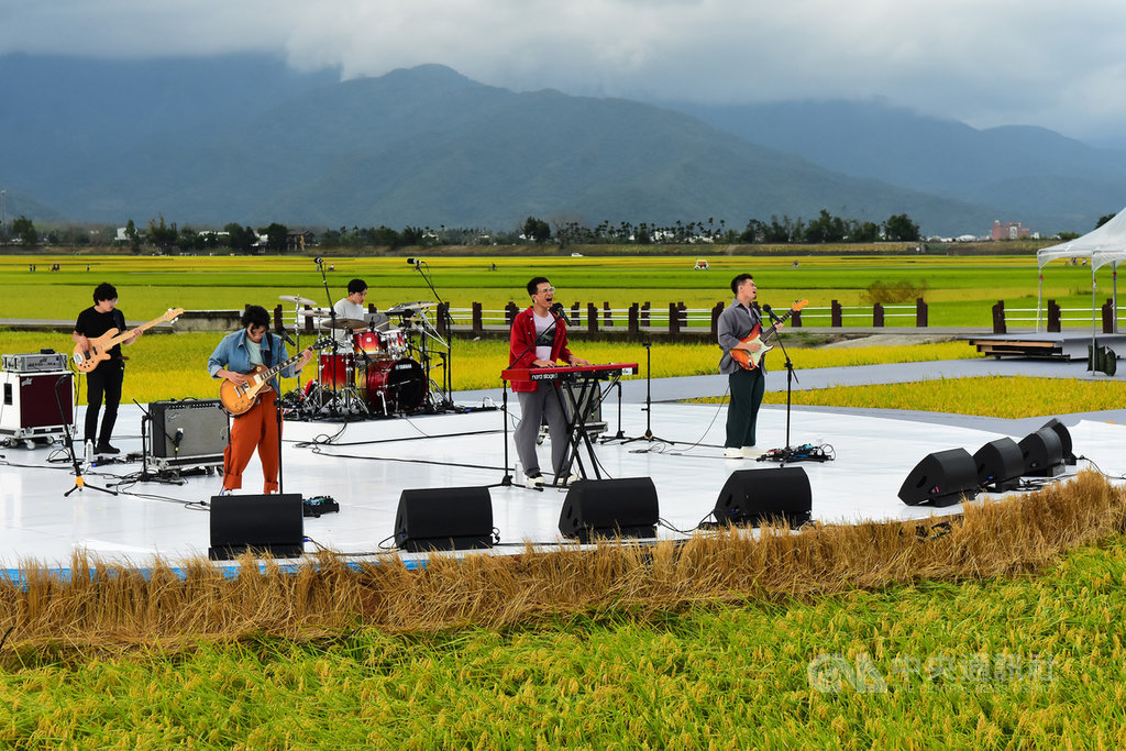 2020池上秋收稻穗藝術節25日展開第2天演出,樂團茄子蛋應邀登台開唱,主唱阿斌(前中)分享,唱到「親愛的無情孫小美」時不慎吃到一隻蟲,成為意外插曲。(台灣好基金會提供)中央社記者王心妤傳真 109年10月25日