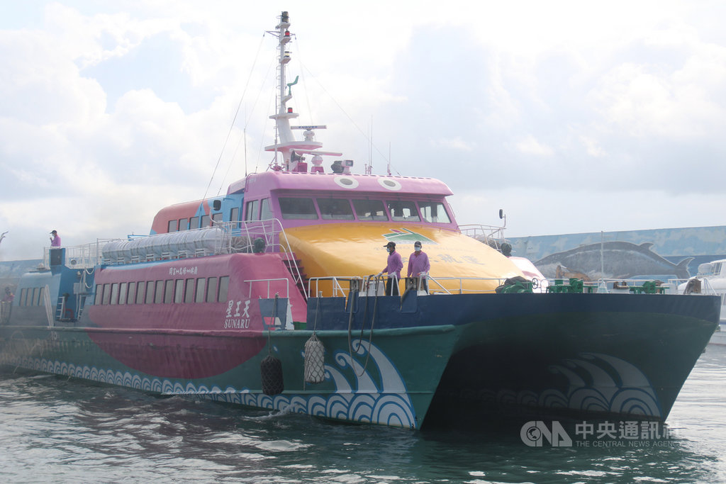為協助提供台東離島地區生鮮蔬果、漁獲等民生物資及時運送服務,考慮各艘客船布置的差異性,由業者自行規劃適合載運又不影響逃生動線的區域,在經航港局檢查合格後,同意客船於劃定區域內裝載貨物。(台東縣政府提供)中央社記者李先鳳傳真 109年10月25日