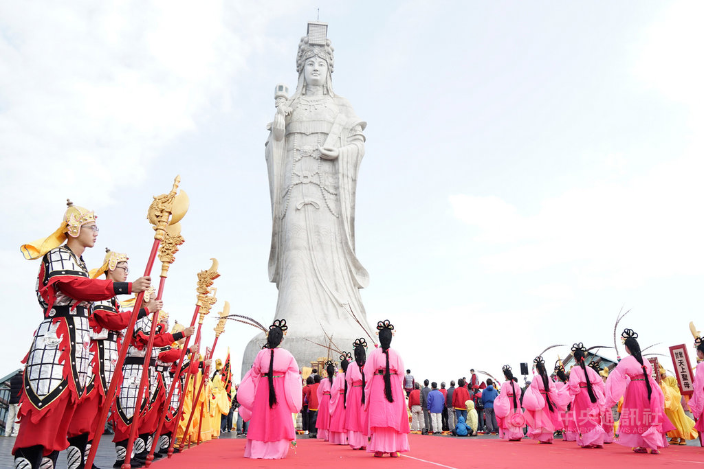 媽祖昇天祭祀為馬祖秋慶之一,25日上午展開昇天祭儀,天兵天將、禮生儀隊共同進行古禮參拜,並由中正國中學生演出四佾舞。 中央社記者邱筠攝 109年10月25日