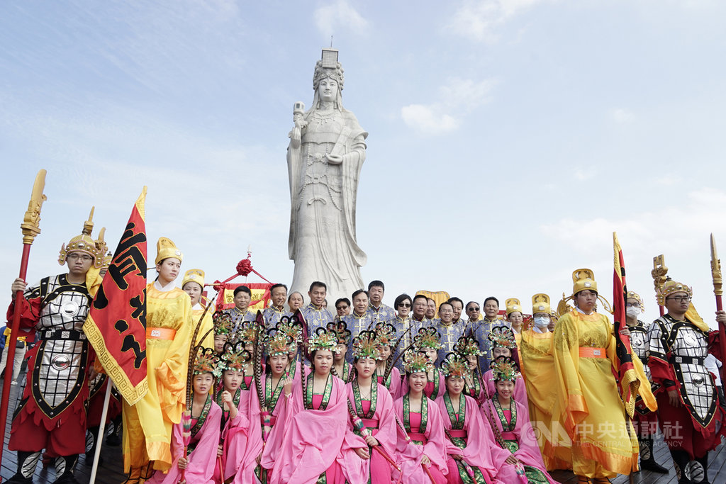 媽祖昇天祭祀為馬祖秋慶之一,25日上午展開昇天祭儀,由馬港天后宮前往媽祖巨神像進行登壇參拜祭儀,表達地方對媽祖的虔誠信仰。 中央社記者邱筠攝 109年10月25日