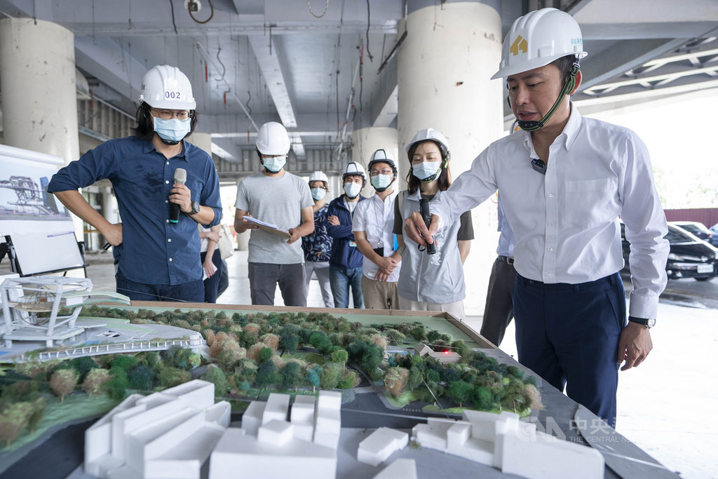 新竹市政府規劃在竹科X基地旁設立8公頃「藝文高地」,將引用有300年歷史的隆恩圳水資源,打造探索小溪、綠步道,盼讓隆恩圳回到市民生活。圖為新竹市長林智堅(右)視察竹科X基地工程。(新竹市政府提供)中央社記者魯鋼駿傳真 109年10月25日