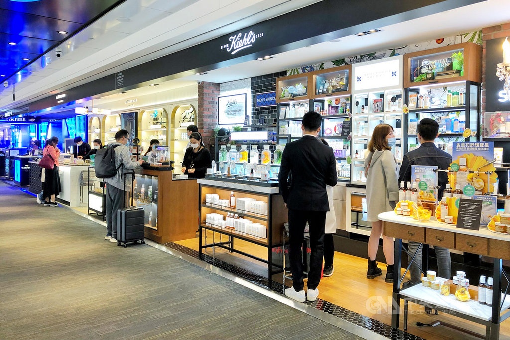 疫情仍持續在全球延燒,采盟免稅店25日表示,除政府紓困措施外,公司也積極開拓財源,目前主動接洽各公司企業福委會,鎖定年終尾牙及春酒活動禮品市場。中央社記者吳睿騏桃園攝 109年10月25日