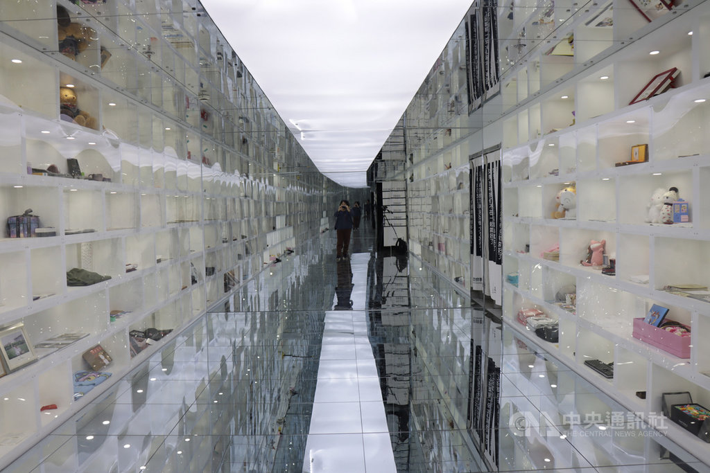 中國有許多失戀博物館,彼此同質性高,業者將展示空間的裝潢也當作經營重點,希望藉此成為網紅打卡地點。圖為上海一家失戀博物館內的一個展間。中央社記者張淑伶上海攝 109年10月25日