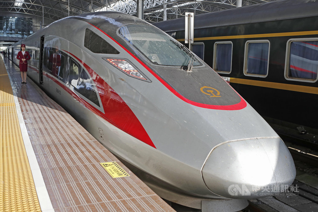 陸媒報導,中國京滬高鐵公司23日宣布,將在12月23日推出「靜音車廂」,但究竟要如何落實靜音,京滬高鐵期盼乘客自律,沒有祭出相應規定,此舉引發輿論熱議。圖為京滬高鐵列車。(中新社提供)中央社 109年10月25日
