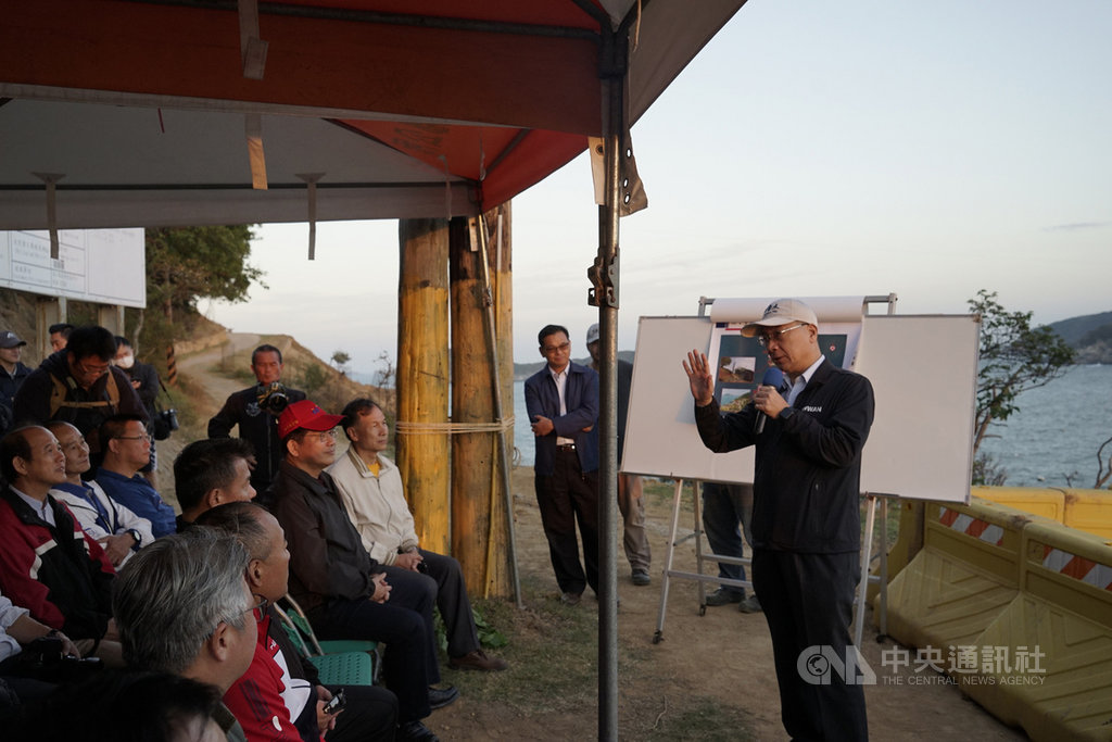 內政部營建署補助北竿鄉公所興辦大坵橋,預計民國111年底完工,有利島嶼運補,交通部長林佳龍(坐者前排右2)、內政部長徐國勇(右立者)25日前往視察,預祝工程順利完工。中央社記者邱筠攝 109年10月25日