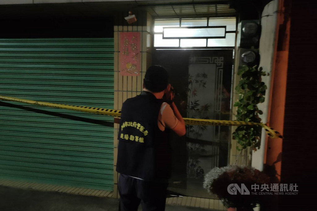 台南市一名婦人25日涉嫌在家中持刀砍傷女兒,隨後意圖自盡,女兒傷重送醫不治。案發後警方到場拉起封鎖線,展開蒐證調查。(讀者提供)中央社記者楊思瑞台南傳真 109年10月25日