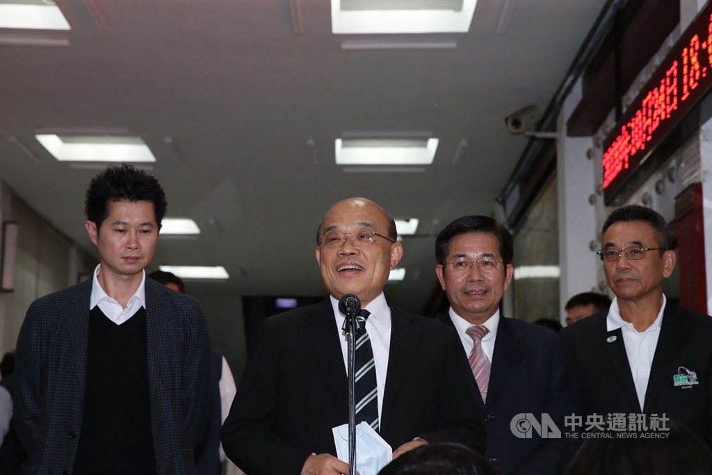 行政院長蘇貞昌(左2)24日晚間出席台大水牛橄欖球隊75週年慶活動,進場前受訪談水情。右2為教育部長潘文忠。中央社記者郭日曉攝 109年10月24日