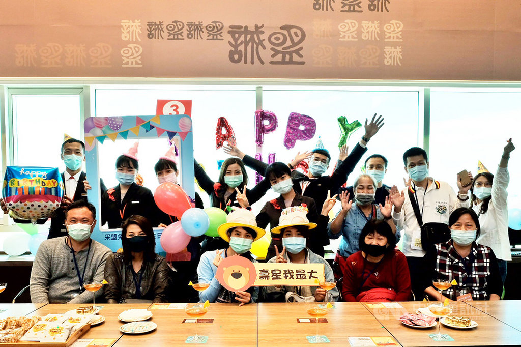 采盟免稅店25日下午為參加機場一日遊的2名壽星安排快閃慶生Party,工作人員除準備小道具、送上生日蛋糕,並齊聲高唱生日快樂歌獻祝福。中央社記者吳睿騏桃園攝 109年10月25日