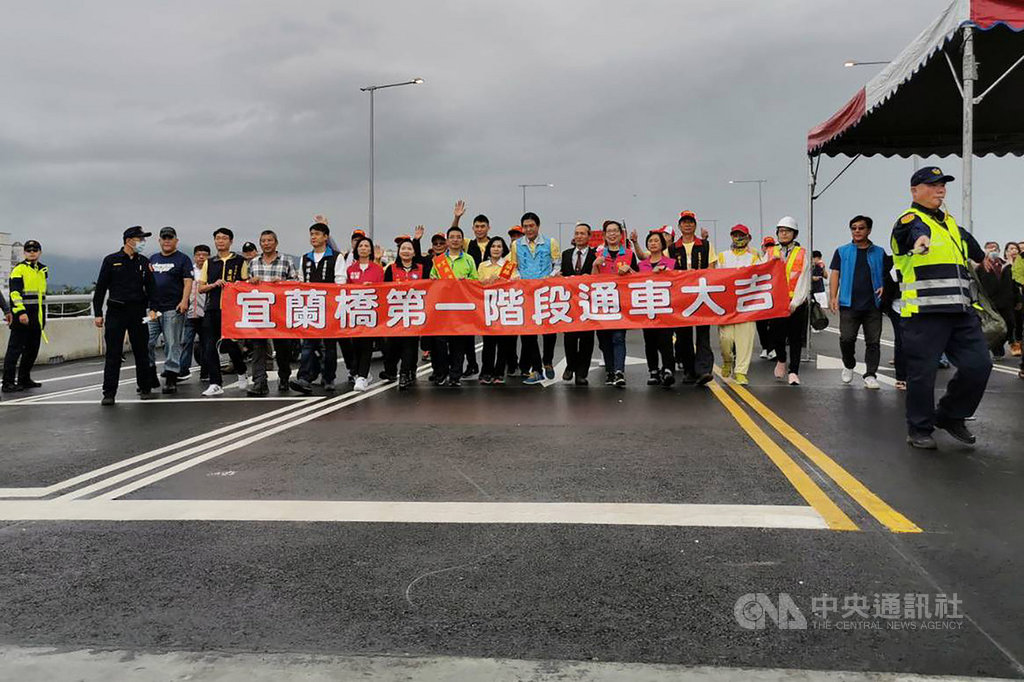 歷經14個月工程,宜蘭橋確認結構安全無虞後,25日宣布第一階段通車,主橋雙向各開放1個快車道、1個慢車道,並區隔出人行空間。(宜蘭縣政府提供)中央社記者沈如峰宜蘭縣傳真 109年10月25日