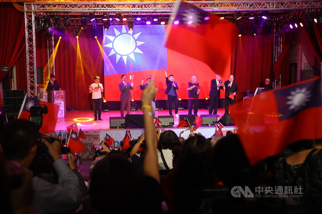 為紀念台灣光復75週年,國民黨25日下午舉辦音樂會,現場充滿國旗意象,台下民眾隨著音樂搖擺、揮舞國旗,場面熱絡。中央社記者謝佳璋攝 109年10月25日